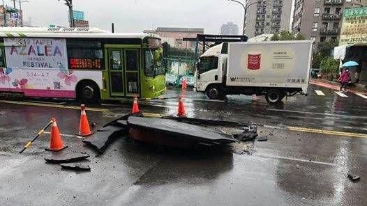 快訊／連日大雨　內湖馬路突龜裂塌陷