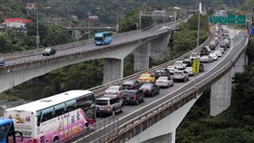 國道5號南下壅塞（1）國慶連假首日，國道5號石碇－坪林路段壅塞，湧現返鄉出遊車潮，時速不到40公里。中央社記者鄭傑文攝　106年10月7日