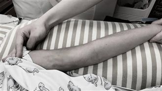 女童滿身傷昏迷　2母皆稱沒施虐