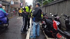 新北市，中和，黑狗，蘇珊，飼主，機車，淋雨。翻攝《財團法人流浪動物之家基金會》