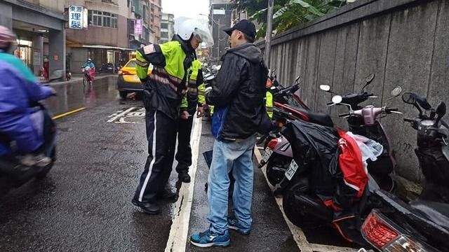 綁黑狗在外淋雨　主人被轟到出面道歉