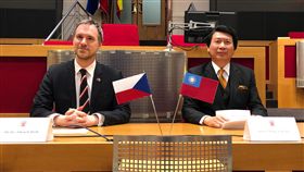 布拉格市長賀瑞普與駐捷克代表汪忠一布拉格市長賀瑞普（左）與駐捷克代表汪忠一，7日（當地時間）在布拉格市府一同為台灣建築家謝英俊建築展揭開序幕。中央社記者林育立布拉格攝　108年3月8日