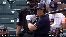 ▲張育成先發守三壘沒有擊出安打。（圖／翻攝自BlueBall）