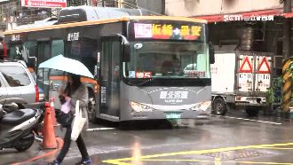 轎車巷口違停　害轉彎公車卡路中