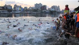 愛河鐵人三項傳溺斃意外（2）「2019第13屆維士比盃愛河國際鐵人三項」賽事3日登場，45歲的張姓男子在游泳項目下水游不到30分鐘發生異狀，搜救員將他救起後以救生艇載回起點救護站急救，但張男到院前心肺功能停止（OHCA），送醫不治，死因檢警調查中。圖為游泳賽事選手下水情形。（高雄市運動發展局提供）中央社記者程啟峰高雄傳真  108年3月8日