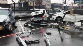 轎車失控暴衝！4車如保齡球瓶遭撞飛