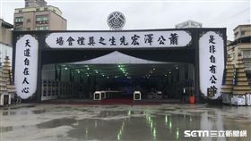 綽號「瘋濟公」的蕭澤宏，是天道盟第三任盟主、天道盟創始發起人之一，圖為他的靈堂。（圖／翻攝畫面）