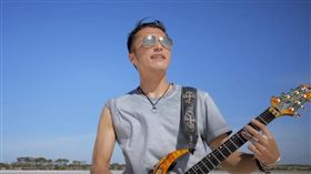 謝霆鋒最近推出新歌，不僅遠赴澳洲拍MV，還找來台灣高人氣女鼓手羅小白擔任伴奏，謝霆鋒表示女生會打鼓很帥、又要和MV搭配上，找羅小白合作最適合。（圖／翻攝自Nicholas Tse 謝霆鋒 YouTube）