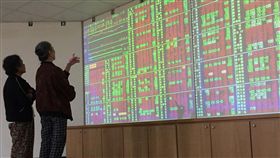 台股開高走高（1）台北股市10日開高走高，收盤漲56.86點，為10760.21點，漲幅0.53%，成交金額新台幣1380億元。中央社記者董俊志攝　107年5月10日