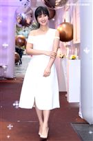 吳姍儒Sandy一襲俏麗白色小洋裝化身水玉光美人。（記者邱榮吉/攝影）