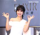 吳姍儒Sandy一襲俏麗白色小洋裝化身水玉光美人。（記者邱榮吉/攝影）