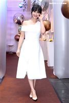 吳姍儒Sandy一襲俏麗白色小洋裝化身水玉光美人。（記者邱榮吉/攝影）
