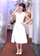 吳姍儒Sandy一襲俏麗白色小洋裝化身水玉光美人。（記者邱榮吉/攝影）