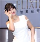 吳姍儒Sandy一襲俏麗白色小洋裝化身水玉光美人。（記者邱榮吉/攝影）