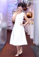 吳姍儒Sandy一襲俏麗白色小洋裝化身水玉光美人。（記者邱榮吉/攝影）