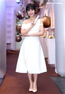吳姍儒Sandy一襲俏麗白色小洋裝化身水玉光美人。（記者邱榮吉/攝影）