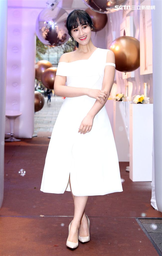 吳姍儒Sandy一襲俏麗白色小洋裝化身水玉光美人。（記者邱榮吉/攝影）