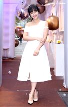 吳姍儒Sandy一襲俏麗白色小洋裝化身水玉光美人。（記者邱榮吉/攝影）