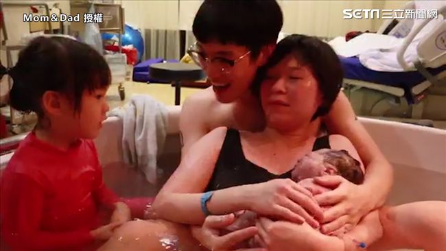老公女兒陪水中生產　網泣：好感動