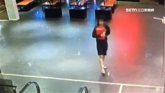 躲廁所等打烊　拖鞋男恣意「掃貨」