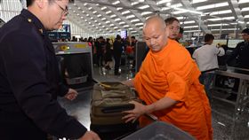 防非洲豬瘟　來台越南旅客檢查隨身行李（1）為防範非洲豬瘟，桃園機場20日起新增對越南旅客的隨身行李防疫檢查，旅客可以明顯感受到國境防疫大陣仗。中央社記者邱俊欽桃園機場攝　108年2月20日