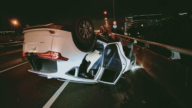 快訊／轎車汐五高架撞小黃翻覆釀2傷