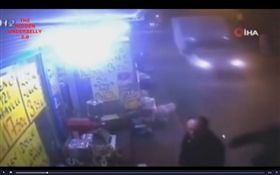 翻攝網路　土耳其　拍肩　躲死劫