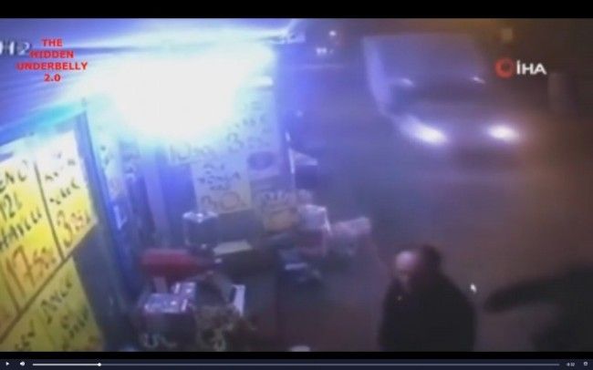 這位土耳其男人被拍肩轉頭　竟躲死劫