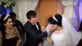中亞,婚禮,新郎, 巴掌,新娘　（圖／翻攝自Youtube）

