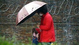 冷氣團發威　全台冷颼颼大陸冷氣團發威，中央氣象局表示，17日到18日清晨全台都冷，20日還會有一波冷氣團報到，沿海低溫將再下探攝氏11度左右。中央社記者孫仲達攝　106年12月17日-母子-撐傘-