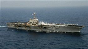 1996年中國試射飛彈引發第三次台海危機，美軍派出航空母艦巡弋台灣海峽。（圖／翻攝自美國在台協會FB）