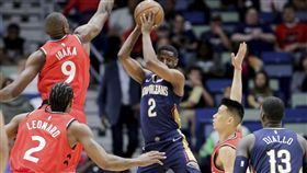 ▲林書豪與隊友協防鵜鶘的Ian Clark。（圖／美聯社／達志影像）