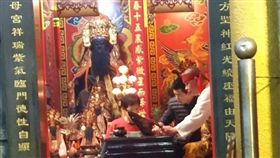 人妻被野鬼盯上，想抓回去當鬼新娘。（圖／翻攝自靈異公社）