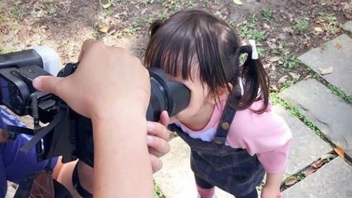 聽話錯了？妹妹「看鏡頭」…網友笑翻