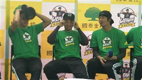 ▲陳偉殷愛窺曾仁和，要他眼睛張開一點。（圖／記者林辰彥攝影）