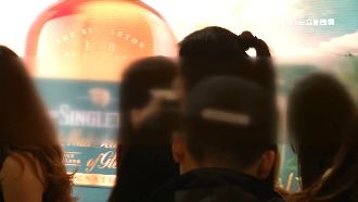 警掃蕩酒店　長腿辣妹「嘴咬撲克牌」