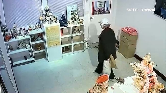 翁竊四面佛供品　民俗專家：他慘了…