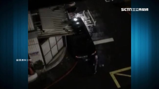 不滿曾遭檢舉！醉漢見違停徒手怒砸車