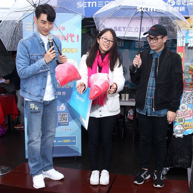 管麟安安大明星與粉絲玩遊戲。（記者邱榮吉/攝影）