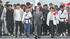 參選總統  王金平帶領各行業代表出場前立法院長、國民黨立委王金平（前中）7日在台北國際會議中心舉行記者會，帶領各行各業代表們出場，展現台灣的生命力，正式對外宣布參選2020總統。中央社記者謝佳璋攝  108年3月7日