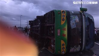 國3遊覽車翻覆　已知5重傷28輕傷