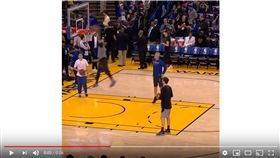 ▲柯瑞賽前練習玩起「空中接力」灌籃。（圖／翻攝自YouTube）