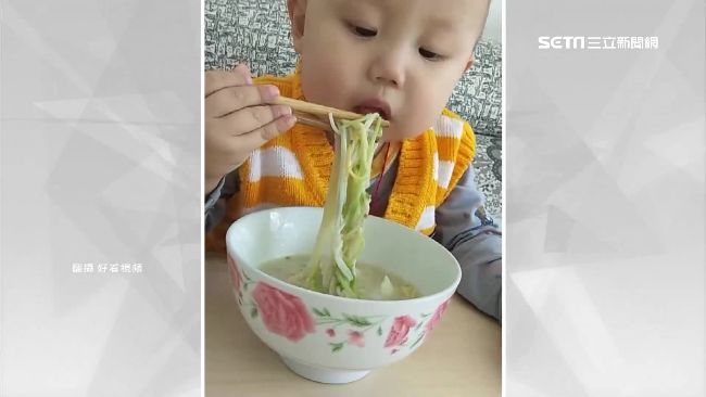陸男童2歲就會拿筷　夾麵吃肉難不倒