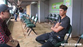 ▲統一獅外野手方昶詠熱身賽前受訪。（圖／記者蕭保祥攝影）