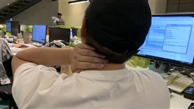 脖子,頸部痠痛(記者郭奕均攝影)
