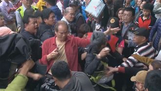 韓國瑜挺謝龍介　男丟雞蛋引群毆衝突