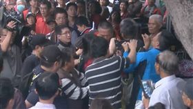 韓國瑜現身謝龍介造勢大會　男「丟雞蛋」引爆群毆衝突！（圖／翻攝畫面）