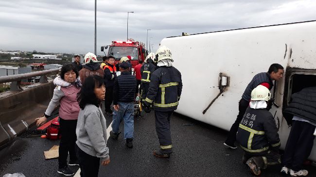 遊覽車國道翻覆！車輛檢驗未逾期