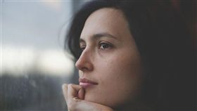 托腮　翻攝自／pixabay.