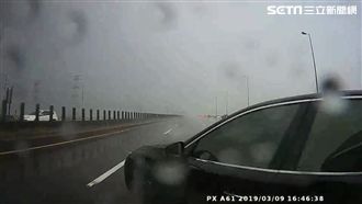 遊覽車連被撞2次翻覆　驚悚畫面曝光